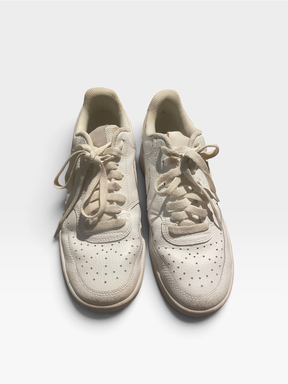 Nike size 7 leather Lace-Up tennis shoes excellent condition